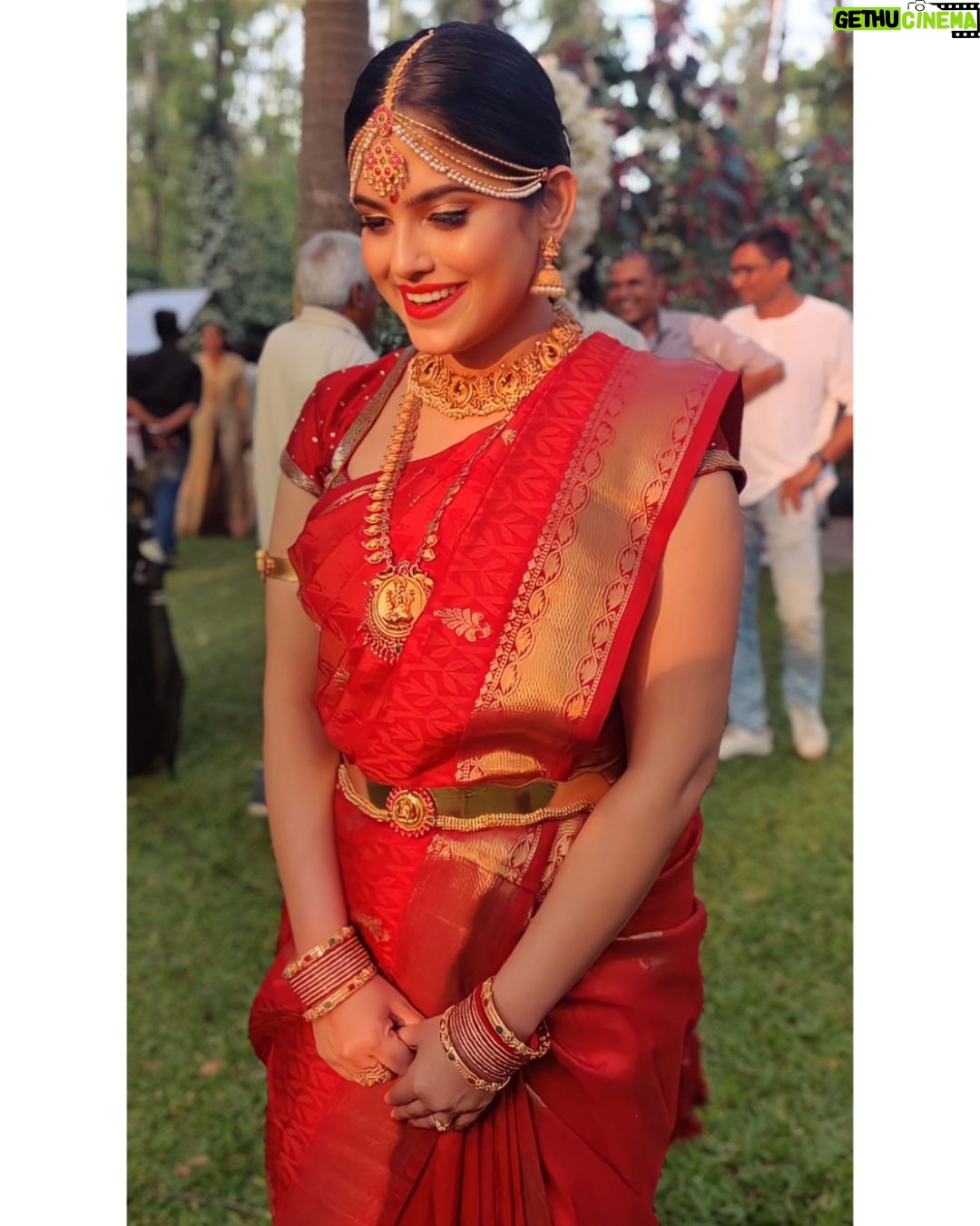 Naina Ganguly Instagram - When your heart and outfit embody pure love for traditions. ❤️