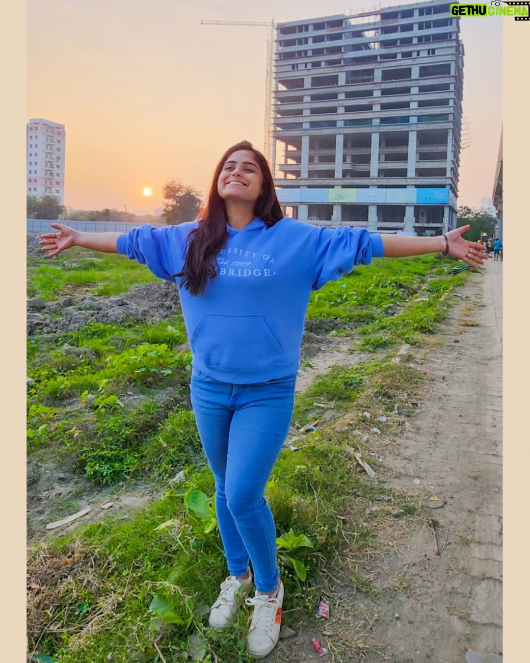 Naina Ganguly Instagram - A sunrise is proof that the best things in life are free. 🌅 💙🌸