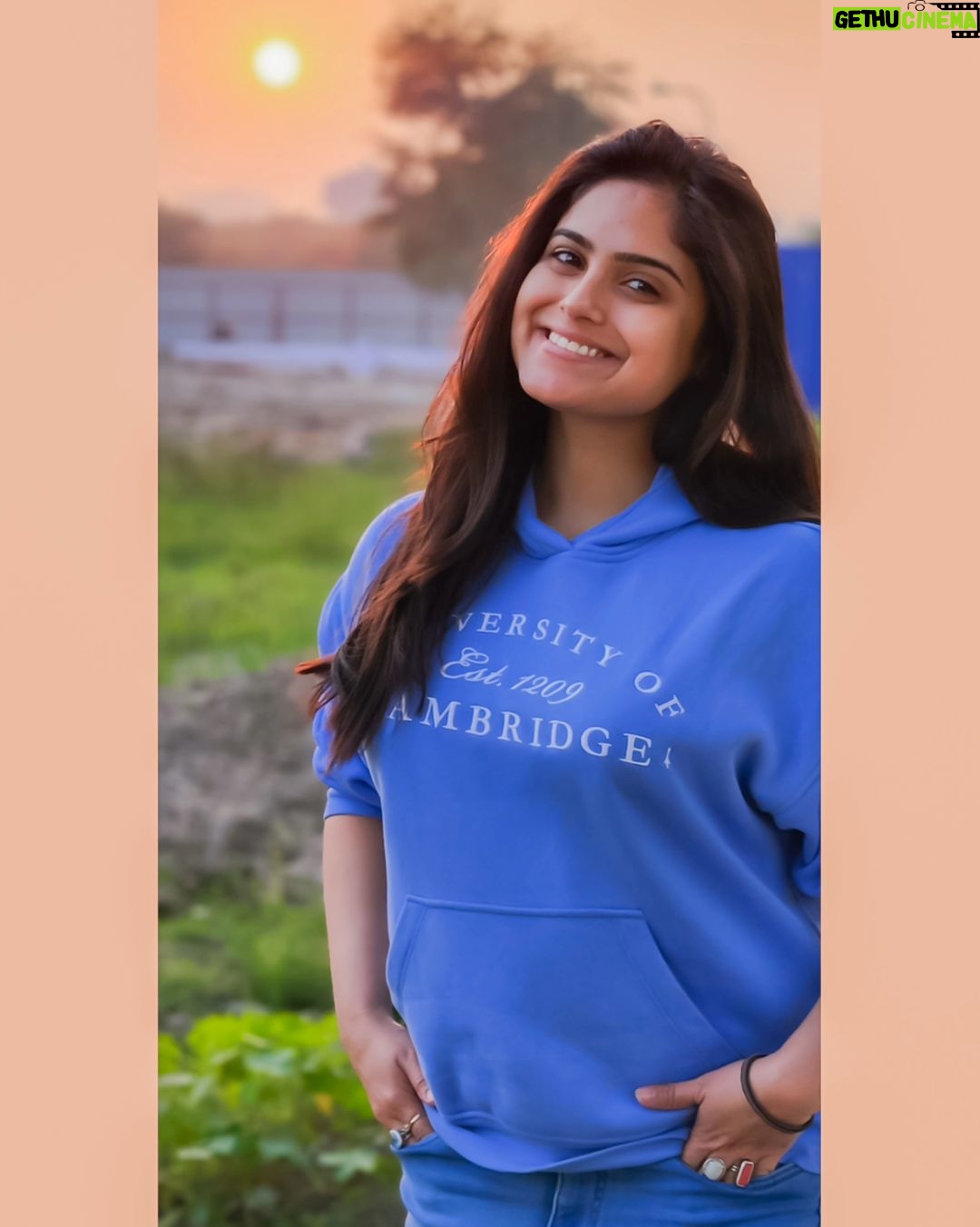 Naina Ganguly Instagram - A sunrise is proof that the best things in life are free. 🌅 💙🌸