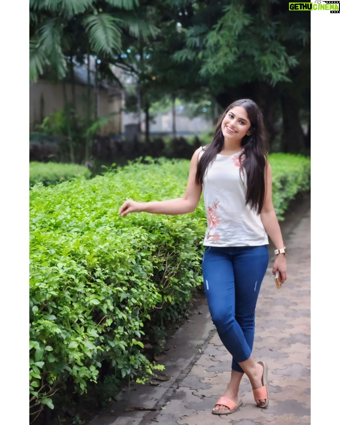 Naina Ganguly Instagram - "Hey, I know it's Monday. But it's also a new day and a new week. And in that lies a new opportunity for something special to happen." 💙💚