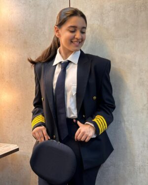 Naisha Khanna Instagram - Pilot ban jaau kya ?🥱😝