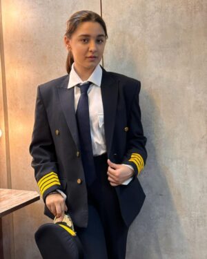 Naisha Khanna Instagram - Pilot ban jaau kya ?🥱😝