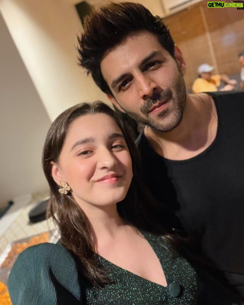 Naisha Khanna Instagram - About last night’s #JaanEJaan screening!! 🤍 Can’t wait for you guys to see the film <33 It was such a wonderful night sharing the same roof with lovely people ✨ #celebs #kartikaaryan #varundhawan #norafatehi #arjunkapoor #explorepage