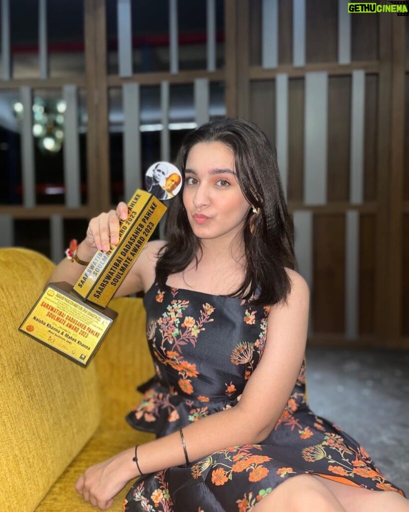 Naisha Khanna Instagram - India’s first and BEST soulmate Jodi award to me and mumma! Thankyou 🤍 @mahek_khanna 😙 wearing: @meeamifashion 🏆: @dpiafofficial #award #soulmate #ootd #awardwinning #naishakhanna #fyp