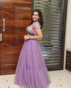 Naisha Khanna Instagram - 💗🪐🐚💌🪽 me in 5th pic: “bas hogaya” 👍🏻 👗: @the_adhya_designer #ootd #naishakhanna #exploreage
