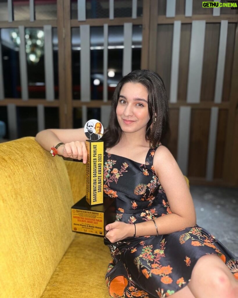 Naisha Khanna Instagram - India’s first and BEST soulmate Jodi award to me and mumma! Thankyou 🤍 @mahek_khanna 😙 wearing: @meeamifashion 🏆: @dpiafofficial #award #soulmate #ootd #awardwinning #naishakhanna #fyp