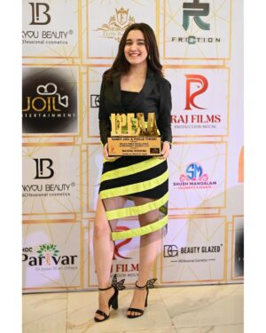 Naisha Khanna Instagram - young actress of the year❤️
can’t thank y’all enough :)

👗: @meeamifashion 
look: @debellaandbeau 
📸: @ankitsahu8589 

#fyp #collab #ootd #award #fame #outfitinspo #fashion #lookoftheday #awardwinning 

congratulations @majid_khann for winning the best talent manager of the year!