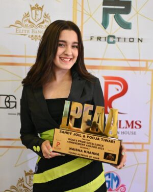 Naisha Khanna Instagram - young actress of the year❤️
can’t thank y’all enough :)

👗: @meeamifashion 
look: @debellaandbeau 
📸: @ankitsahu8589 

#fyp #collab #ootd #award #fame #outfitinspo #fashion #lookoftheday #awardwinning 

congratulations @majid_khann for winning the best talent manager of the year!