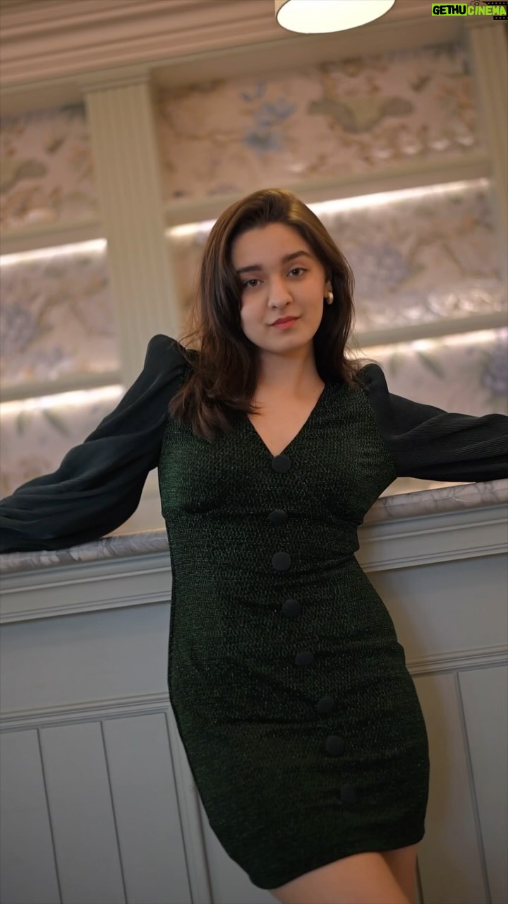 Naisha Khanna - 26.2K Likes - 😋🫶🏻
👗: @meeamifashion
🎥- @ankitsahu8589
#instagram #trending #viral #instagood