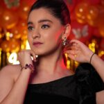 Naisha Khanna Instagram - 16.03.24🤍✨♥️ 👗- @jignachauhaan @_dipesh_ahuja___ Hair & makeup- @yashvi_makeover14 Cake 1- @heavensmumbai Cake 2- @lucibellos_caffe 📍- @purplepenguinmumbai 📸- @sagarfilms194 Purple Penguin