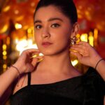 Naisha Khanna Instagram - 16.03.24🤍✨♥️ 👗- @jignachauhaan @_dipesh_ahuja___ Hair & makeup- @yashvi_makeover14 Cake 1- @heavensmumbai Cake 2- @lucibellos_caffe 📍- @purplepenguinmumbai 📸- @sagarfilms194 Purple Penguin