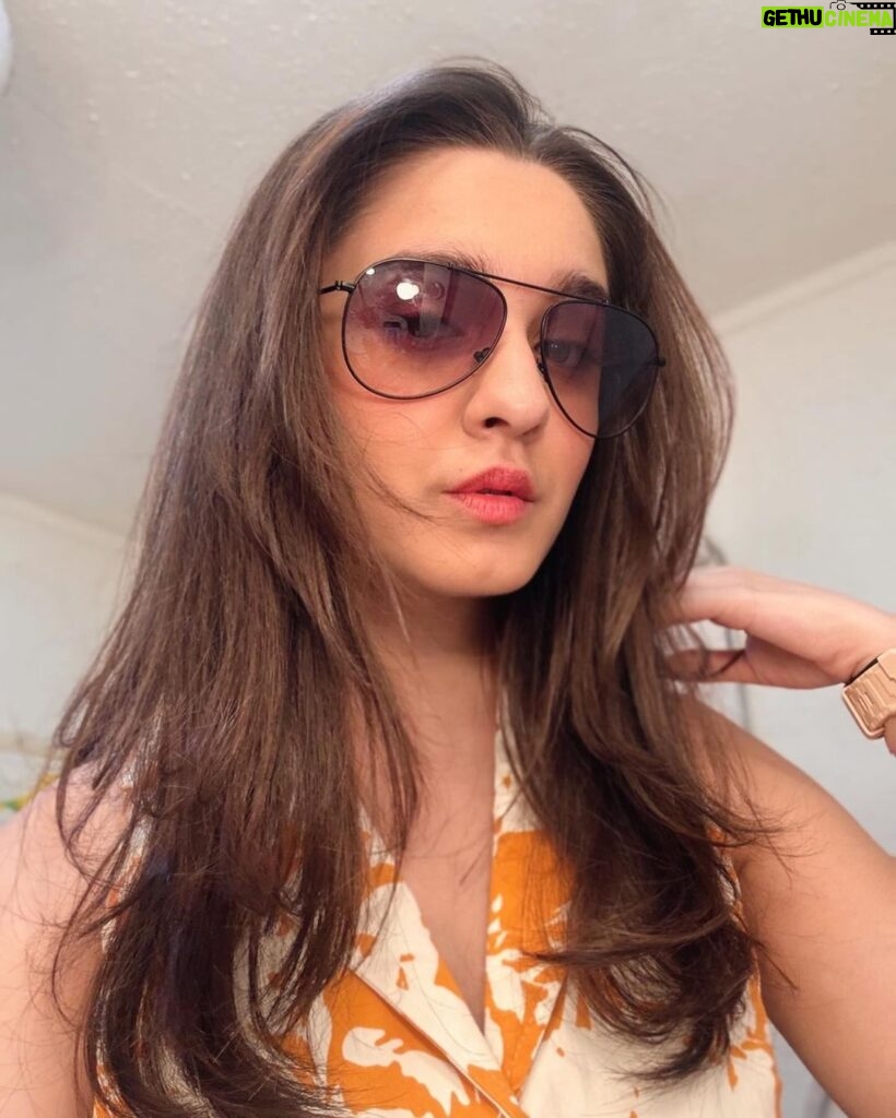 Naisha Khanna Instagram - Tumhe kaisi lagti hu?😋💛