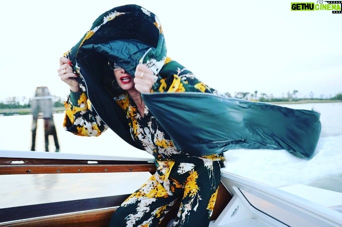 Najwa Nimri Instagram - @delcoreofficial @_freddyalonso @bulgari @dsquared2 #veneciafilmfestival 💛💛foto @antoniorubial