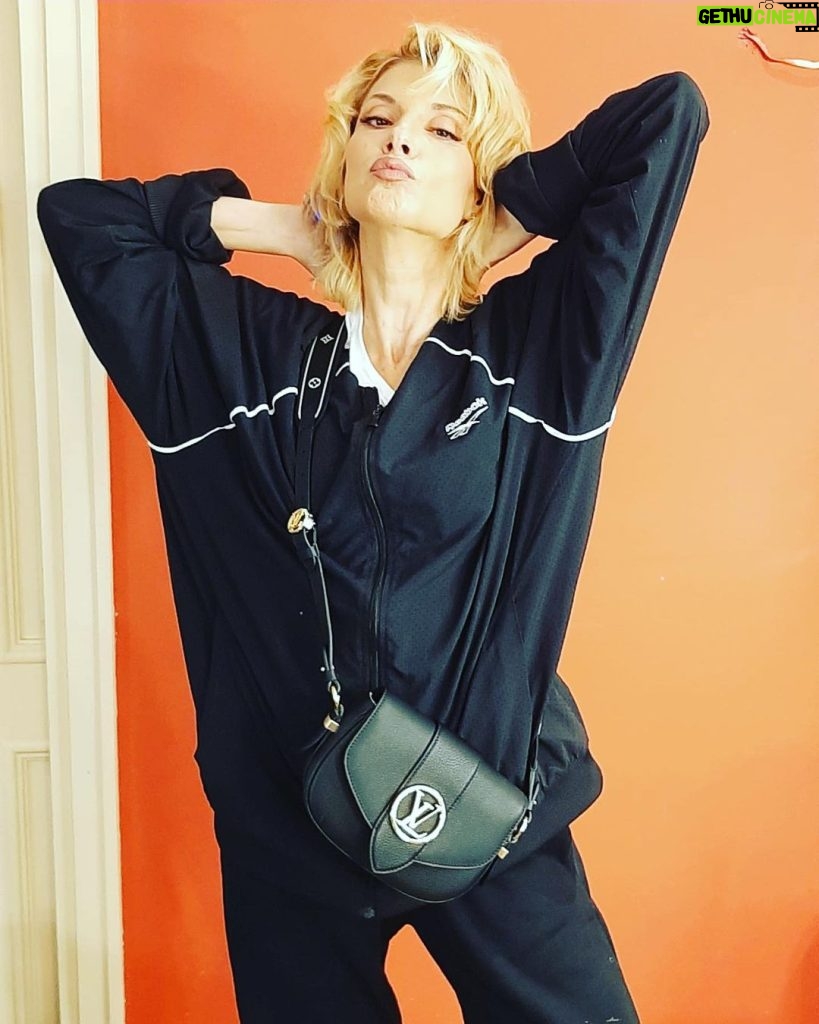 Najwa Nimri Instagram - @louisvuitton @lauraalcalde_ 🖤🖤🖤love this handbag