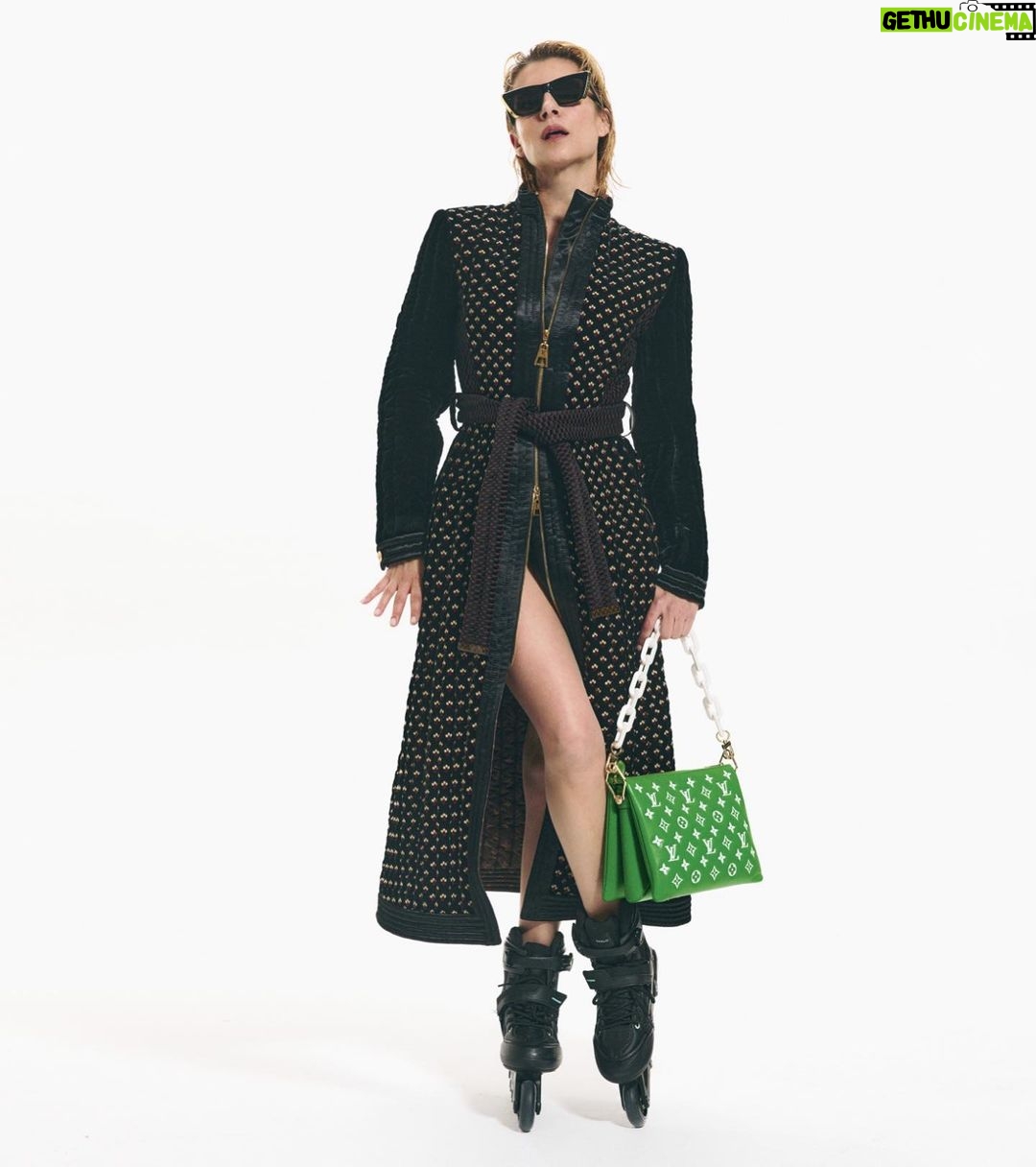 Najwa Nimri Instagram - Fotos:@javier_biosca @louisvuitton 💙💙💙💙💙 Estilismo: @francescarinciari Ayudante de realización: @pilucavalverde Maquillaje y peluquería: @raquelalvarezdiaz_ Texto: @somos_mill @instylespain