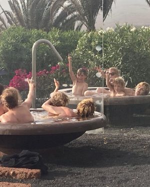 Najwa Nimri Instagram - Amigos del alma #familia @teo.mazore ,Cristina, Lucas,jorge ,candela,bruno,Alejandro #AMA ,Ana ,Violeta, Greta, Álex ,Julia, alma @agustin_alberdi (fotografo),silvana ,Ceferino, Camelia,Lucía, César, Lola , Martín, Diego y @carlosdorrego por muchas más ….os quiero