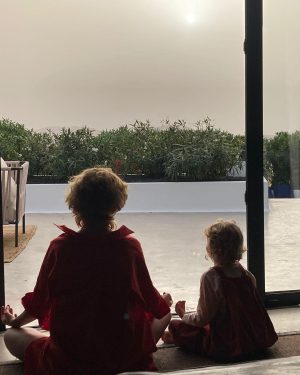 Najwa Nimri Instagram - Amigos del alma #familia @teo.mazore ,Cristina, Lucas,jorge ,candela,bruno,Alejandro #AMA ,Ana ,Violeta, Greta, Álex ,Julia, alma @agustin_alberdi (fotografo),silvana ,Ceferino, Camelia,Lucía, César, Lola , Martín, Diego y @carlosdorrego por muchas más ….os quiero