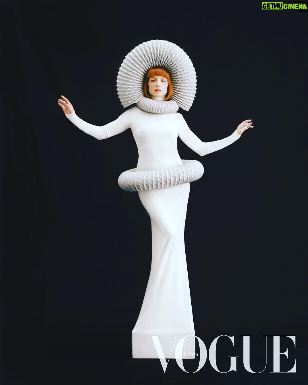 Najwa Nimri Instagram - @voguespain Direccion arte Ana Dominguez Realizacion S Direccion arte Ana Dominguez Realizacion Sara fernandez ara fernandez foto @camilafalquez maquillaje @raquelalvarezdiaz_