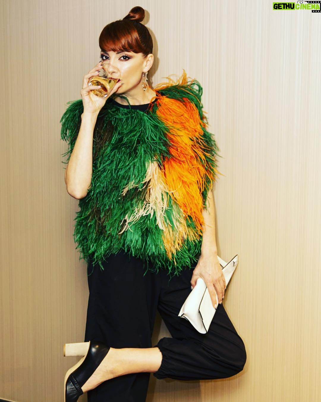 Najwa Nimri Instagram - @loewe 🦚🦚🦚🦚🦚💓🙏🏿maquillaje @raquelalvarezdiaz_ @chanel.beauty foto @alonsomara ... @premiosferoz @carolinabadia