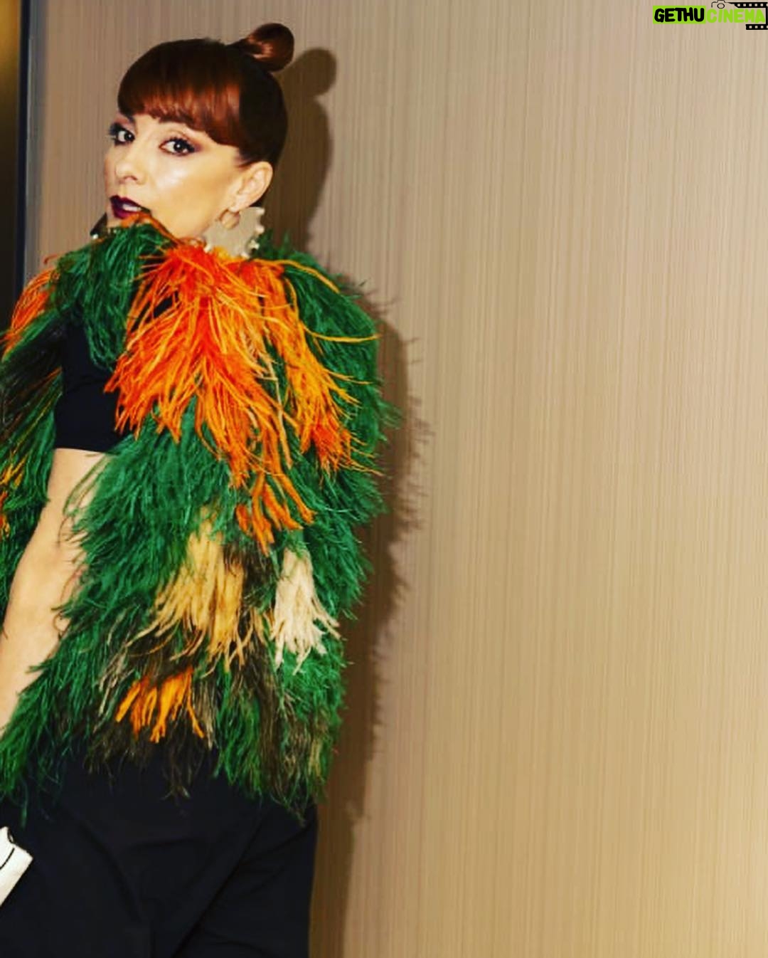 Najwa Nimri Instagram - @loewe 🦚🦚🦚🦚🦚💓🙏🏿maquillaje @raquelalvarezdiaz_ @chanel.beauty foto @alonsomara ... @premiosferoz @carolinabadia
