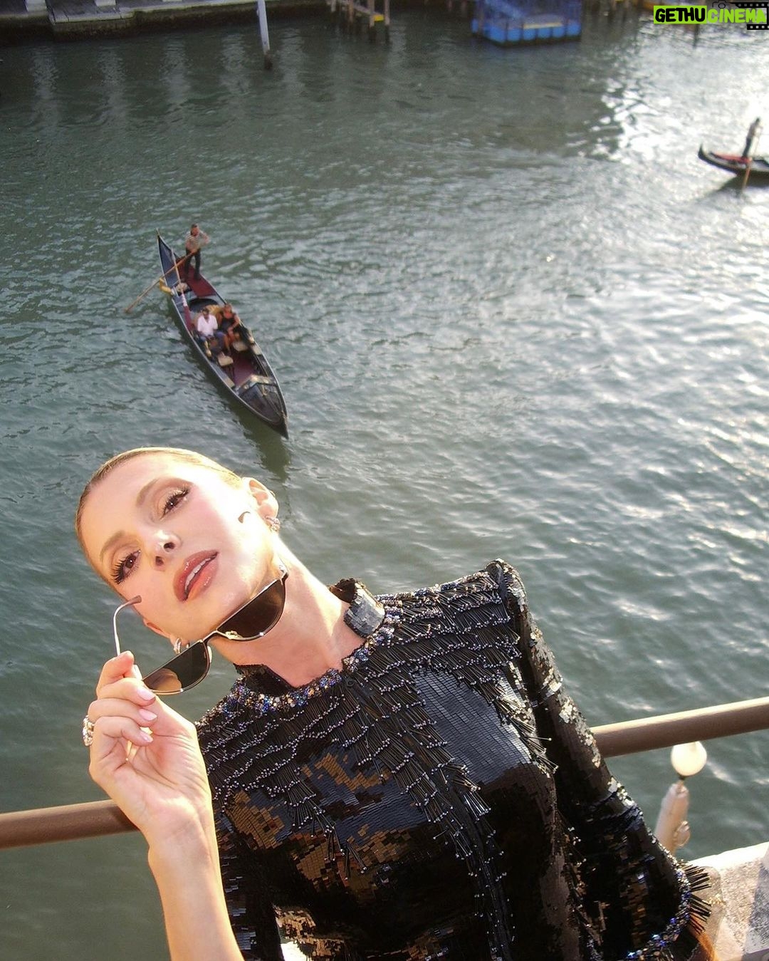 Najwa Nimri Instagram - @giorgioarmani #venecia @pablomaciasr @_freddyalonso @teomnimri @armanibeauty #armanimakeup