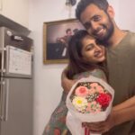 Nakshathra Nagesh Instagram - No matter how old or new your relationship, never miss out on an opportunity to make yourselves feel special. Romance is truly underrated 😋 here’s us, celebrating valentines week whenever we get the chance. Head to @moonbakes.co today to take a look at their Valentines special menu and make the most of it! Nothing makes a #datenight more special than chocolates and flowers except this #cupcakebouquet from @moonbakes.co #NakshufoundherRagha #ValentinesWeek