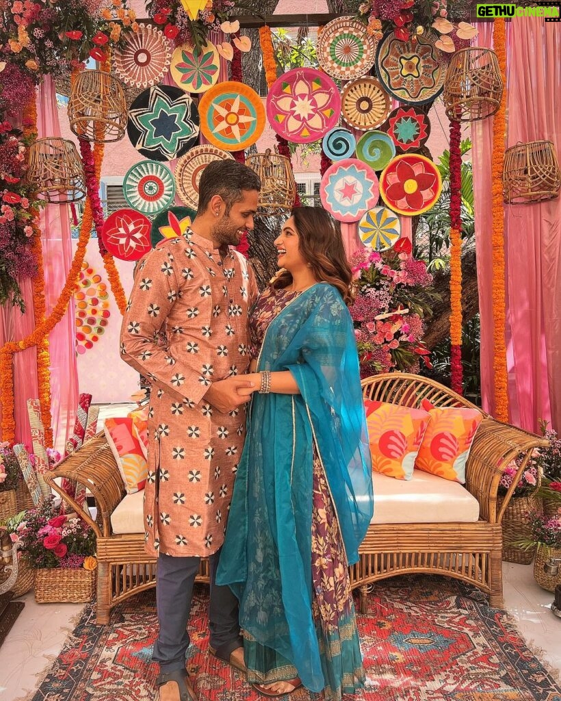 Nakshathra Nagesh Instagram - Making the most of the decor before the bride and groom arrive! ❤️ #NakshufoundherRagha #weddingseason2024