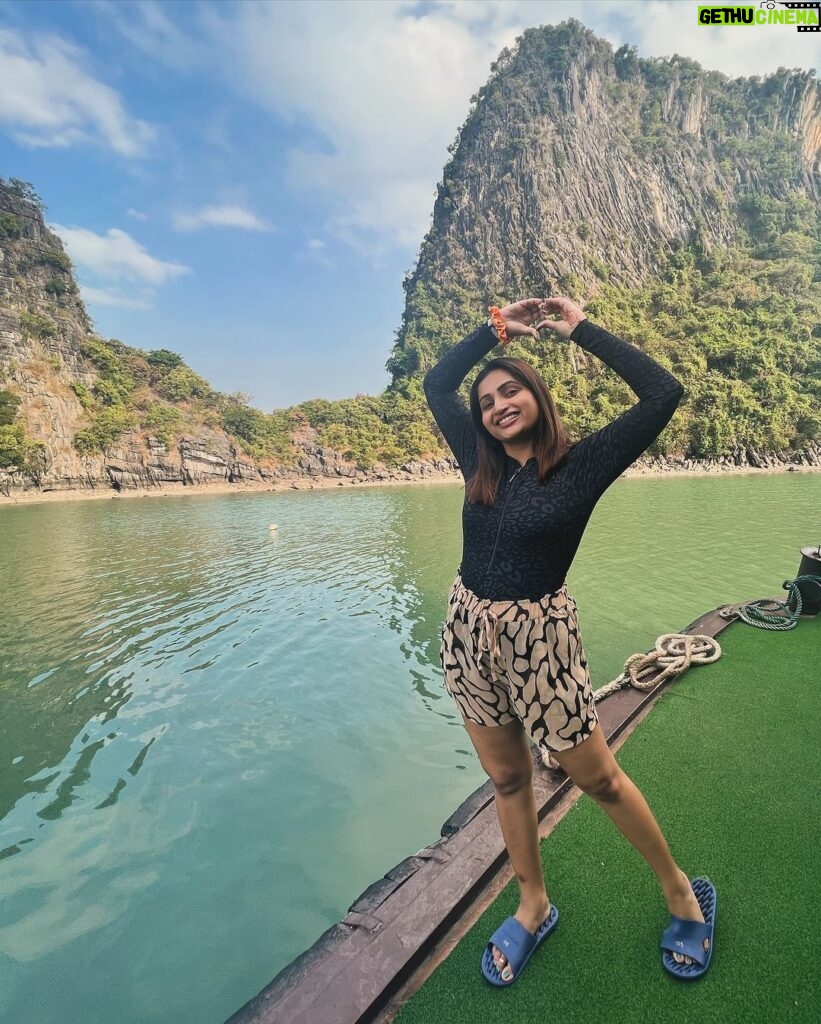 Nakshathra Nagesh Instagram - Time to throwback to a holiday to motivate myself to work hard and earn the next one 😋 #NRinVietnam #HalongBay #workingonasunday #workhardplayhard #throwback #okbye #lotsoflove #nowiwillstop 🫶🏼