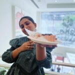 Nakshathra Nagesh Instagram - Cotton cotton cotton! I love wearing cotton ❤️ Honestly, if you live in a city as humid as ours, cotton is your bff! It took me a while to learn, but now I make an effort to consciously choose cotton when I buy something new. But it’s not all that easy, because wearing cotton can get quite monotonous and that’s why I absolutely love @polagoclothing 🫶🏼 they create the most interesting cuts with fun fabrics in all pretty colours you can imagine! I LOOOOVE their cotton tops collection especially! You should check it out tooooo 😁😁🫶🏼🫶🏼 P.s. chocolate cake with vanilla buttercream is my favourite cake. Magnolia bakery (Mumbai) was awesome to still have it sitting on the menu 🫶🏼 #swiperight ❤️