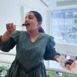 Nakshathra Nagesh Instagram - Cotton cotton cotton! I love wearing cotton ❤️ Honestly, if you live in a city as humid as ours, cotton is your bff! It took me a while to learn, but now I make an effort to consciously choose cotton when I buy something new. But it’s not all that easy, because wearing cotton can get quite monotonous and that’s why I absolutely love @polagoclothing 🫶🏼 they create the most interesting cuts with fun fabrics in all pretty colours you can imagine! I LOOOOVE their cotton tops collection especially! You should check it out tooooo 😁😁🫶🏼🫶🏼 P.s. chocolate cake with vanilla buttercream is my favourite cake. Magnolia bakery (Mumbai) was awesome to still have it sitting on the menu 🫶🏼 #swiperight ❤️