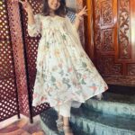 Nakshathra Nagesh Instagram - Back to base ❤️ This door behind me and the lady in front of me, @nallininagesh clicking these images is what made me who I am today. And getting these photos clicked today right here was so special. 🫶🏼🫶🏼🫶🏼 #myhome #myamma Wearing @vintageclosetofkamali