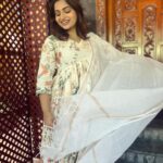Nakshathra Nagesh Instagram - Back to base ❤️ This door behind me and the lady in front of me, @nallininagesh clicking these images is what made me who I am today. And getting these photos clicked today right here was so special. 🫶🏼🫶🏼🫶🏼 #myhome #myamma Wearing @vintageclosetofkamali