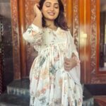 Nakshathra Nagesh Instagram - Back to base ❤️ This door behind me and the lady in front of me, @nallininagesh clicking these images is what made me who I am today. And getting these photos clicked today right here was so special. 🫶🏼🫶🏼🫶🏼 #myhome #myamma Wearing @vintageclosetofkamali