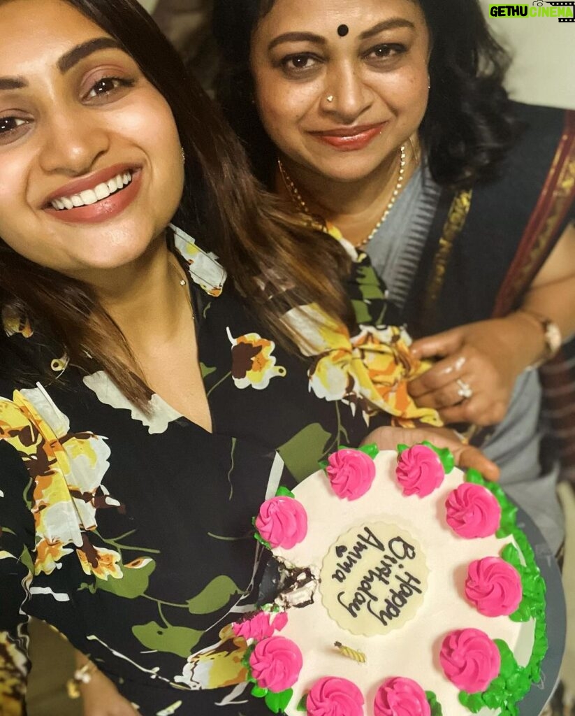 Nakshathra Nagesh Instagram - The one birthday that feels more special than my own birthday ❤️ my Nallu’s birthday 🥳🥳 I love you maaa. You’re the bestestestestestestestest! No one better than @moonbakes.co to make every celebration so yummy and special. Thank you for making every dream design come alive and taste divine! 🫶🏼🫶🏼 #happybirthday