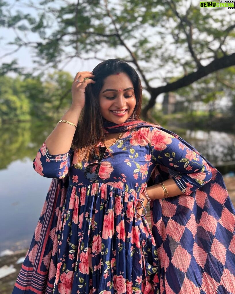 Nakshathra Nagesh Instagram - Wore @vintageclosetofkamali yesterday to visit many beautiful temples and I must say, not only does it look so pretty, it feels extremely comfortable. Hands down one of my best finds for cotton sets 🫶🏼 love your outfits @vintageclosetofkamali