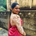 Nakshathra Nagesh Instagram – Every girl deserves a beautiful saree and every saree deserves a pretty blouse! Thank you for this @lakshmi_lv14 ❤️ 

Saree @lasitha9521 
Jewellery @nallininagesh 
Makeup and hair by me! (Tutorial coming soon on YouTube ❤️) #NakshuOnYouTube #mixnmatch #reuse #sustainabilityiscool #rewear