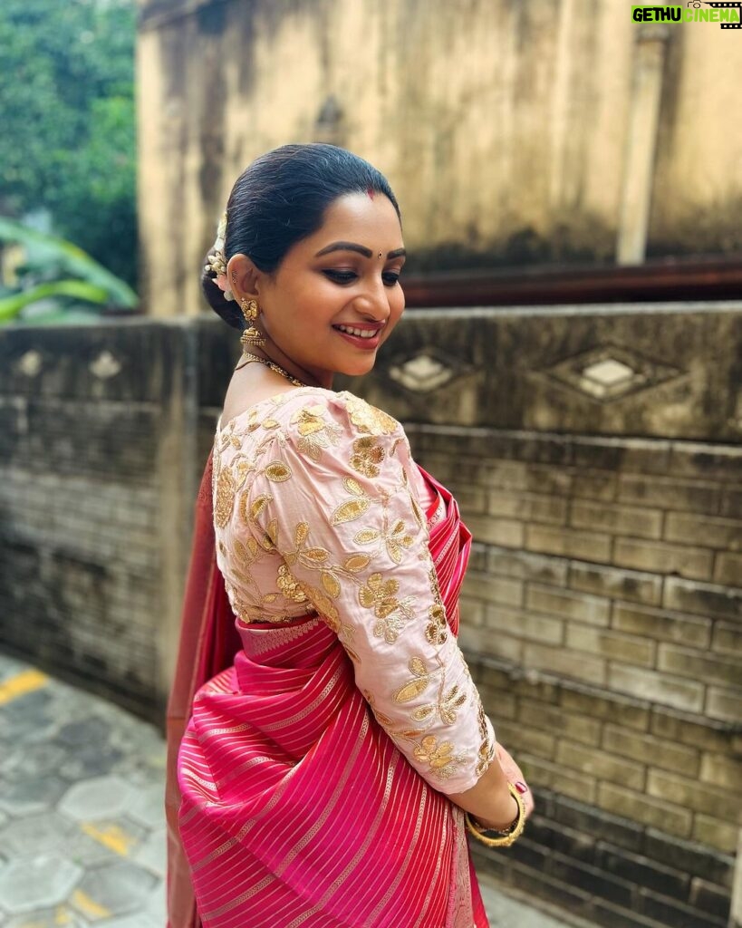 Nakshathra Nagesh Instagram - Every girl deserves a beautiful saree and every saree deserves a pretty blouse! Thank you for this @lakshmi_lv14 ❤️ Saree @lasitha9521 Jewellery @nallininagesh Makeup and hair by me! (Tutorial coming soon on YouTube ❤️) #NakshuOnYouTube #mixnmatch #reuse #sustainabilityiscool #rewear