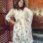 Nakshathra Nagesh Instagram - Back to base ❤️ This door behind me and the lady in front of me, @nallininagesh clicking these images is what made me who I am today. And getting these photos clicked today right here was so special. 🫶🏼🫶🏼🫶🏼 #myhome #myamma Wearing @vintageclosetofkamali