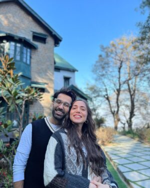 Nakuul Mehta Instagram - Last few days reeked of tranquility and joy with equal sides of jam, gajjar ka halwa, offspring’s obsession with monkeys, butter wala toast, company of close friends, coffee, winter sun, generous hosts, decent cognac, a good book, warm hugs and hope ☀️

Also, at what point in the calendar does one stop wishing each other, Happy New Years, eh? Never mind. May love and joy be your amigos ❤️