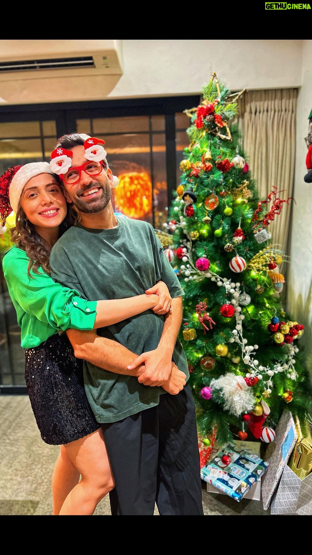 Nakuul Mehta Instagram - Merry Christmas from Sufi, his folks, friends & our favourite Santa 🎄😍❤️