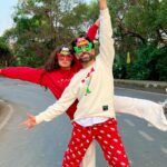 Nakuul Mehta Instagram - Santas are on the loose. Keep your belongings safe. Merry Christmas 💚❤️🧑‍🎄