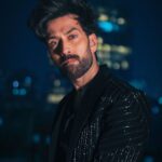 Nakuul Mehta Instagram - Kyunki Diljit Paahji is love ❤️ ❤️@stylingbyvictor x @sohail__mughal___ 🕴️ @contrastbyparth 📸 @horilhumad 🧑‍🎨 @crayartistetmet 👨‍🦰 @hairbyshabbir