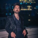 Nakuul Mehta Instagram - Desi Emmy-Shemy ready 🖤 . . तस्वीर @horilhumad स्टाइल @stylingbyvictor @sohail__mughal___ सूट @contrastbyparth बाल @hairbyshabbir लाली @jank_ee