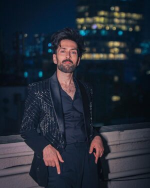 Nakuul Mehta Instagram - Desi Emmy-Shemy ready 🖤

.
.

तस्वीर @horilhumad 
स्टाइल @stylingbyvictor @sohail__mughal___ 
सूट @contrastbyparth 
बाल @hairbyshabbir 
लाली @jank_ee