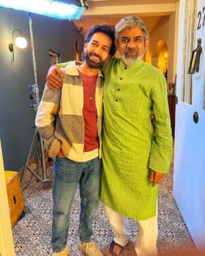 Nakuul Mehta Instagram - For any 90s kid who grew up on Indian television, the man to my left was the guy to watch out for! His electric presence, frenetic energy and full bodied acting chops always had me in awe. 

I got a chance to play his on screen son on 2 seasons of a lovely show we made pre & post pandemic, ‘Never Kiss Your Best Friend’ and therein I had my moment with my TV hero. Vividly recall shooting a pretty sensitive scene with him & my reel mother where his contribution was limited to reacting to the drama between the mother and the son . For some reason we kept taking multiple chops at the scene but at every point he kept coming back to me and whispered words of encouragement in my ear. He was clued in, his energies goading you to do better and always a pat on the back & good word for what we did!

Our last scene together was from S2 where we shot a very sensitively written scene of an estranged son trying to have a conversation with his widowed father and it felt so real and beautiful and it flowed. We finished the scene, took this picture you see right now and then he embraced me and this time it wasn’t a whisper but in his full blooded voice told me that he was proud of me and that I reminded him of his younger days! We promised to keep in touch. I probably ran into him at an awards function last and that’s that. Woke up to the news of his passing away this morning!

I know he gave me great joy as an audience and then he gave me us some more whilst sharing a set with him. Go well, Ritu Sir 💔🙏🏻