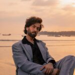 Nakuul Mehta Instagram - Kursee और انسان ♠️ ♠️ ♠️ @horilhumad x @styleitupbyaashna Custom Suit: @casmirclothing @amitdhawan3451 Shirt: @labelmuslin Sandals: @themadrastrunk Jewellery: @dazzler_accessories