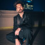 Nakuul Mehta Instagram - Desi Emmy-Shemy ready 🖤 . . तस्वीर @horilhumad स्टाइल @stylingbyvictor @sohail__mughal___ सूट @contrastbyparth बाल @hairbyshabbir लाली @jank_ee