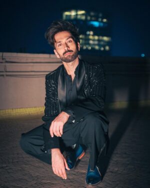 Nakuul Mehta Instagram - Desi Emmy-Shemy ready 🖤

.
.

तस्वीर @horilhumad 
स्टाइल @stylingbyvictor @sohail__mughal___ 
सूट @contrastbyparth 
बाल @hairbyshabbir 
लाली @jank_ee