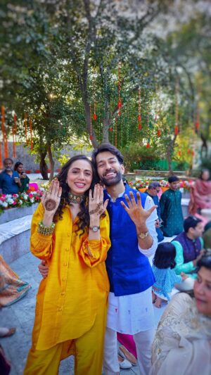 Nakuul Mehta Instagram - We just got Mehndi’ed ❤️

Tag your partner & nudge them to do the same ⤵️ 

.
.

Special love to @amritasaluja01’s  @atirma_in for my beautiful yellow coord set ✨
