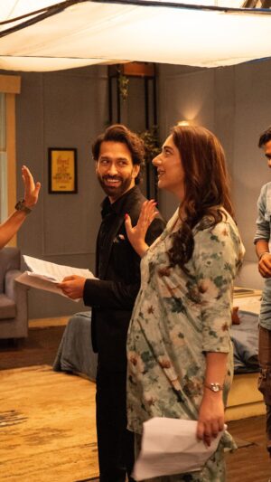 Nakuul Mehta Instagram - One last time tonight on your TeeVee screens as RK ❤️

Love to my cast & crew and our audiences with the most generous hearts ❤️ 

#BadeAchheLagteHain3 

कलाकार @rasshi_ganeriwal 📸
👨‍💻 @crayartistetmet